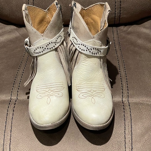 Sterling River Fringe Boots - Picture 3 of 6